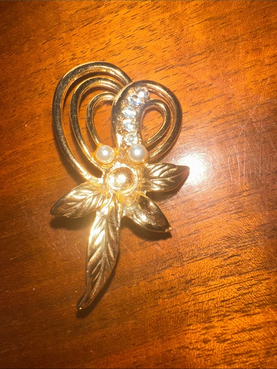 Vintage Jewelry - Vintage Shiny Gold Tone Floral Pearl & Crystal Brooch